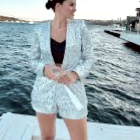 🎉New 2024 Silver Sparkle shorts set features a V-neck sequin blazer and shorts - Picture 14 of 16